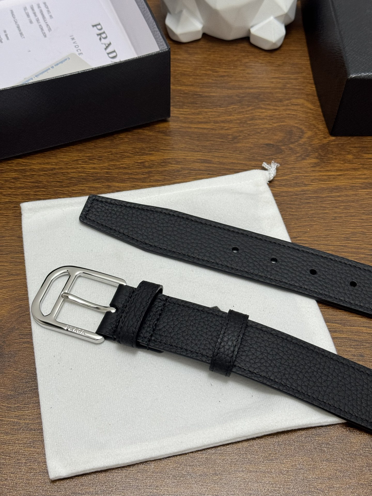 PRADA 3.5cm 颜色：黑色荔枝纹皮革腰带风格简约之作醒目装饰涂珐琅三角形金属徽标柔软自然，赋予设