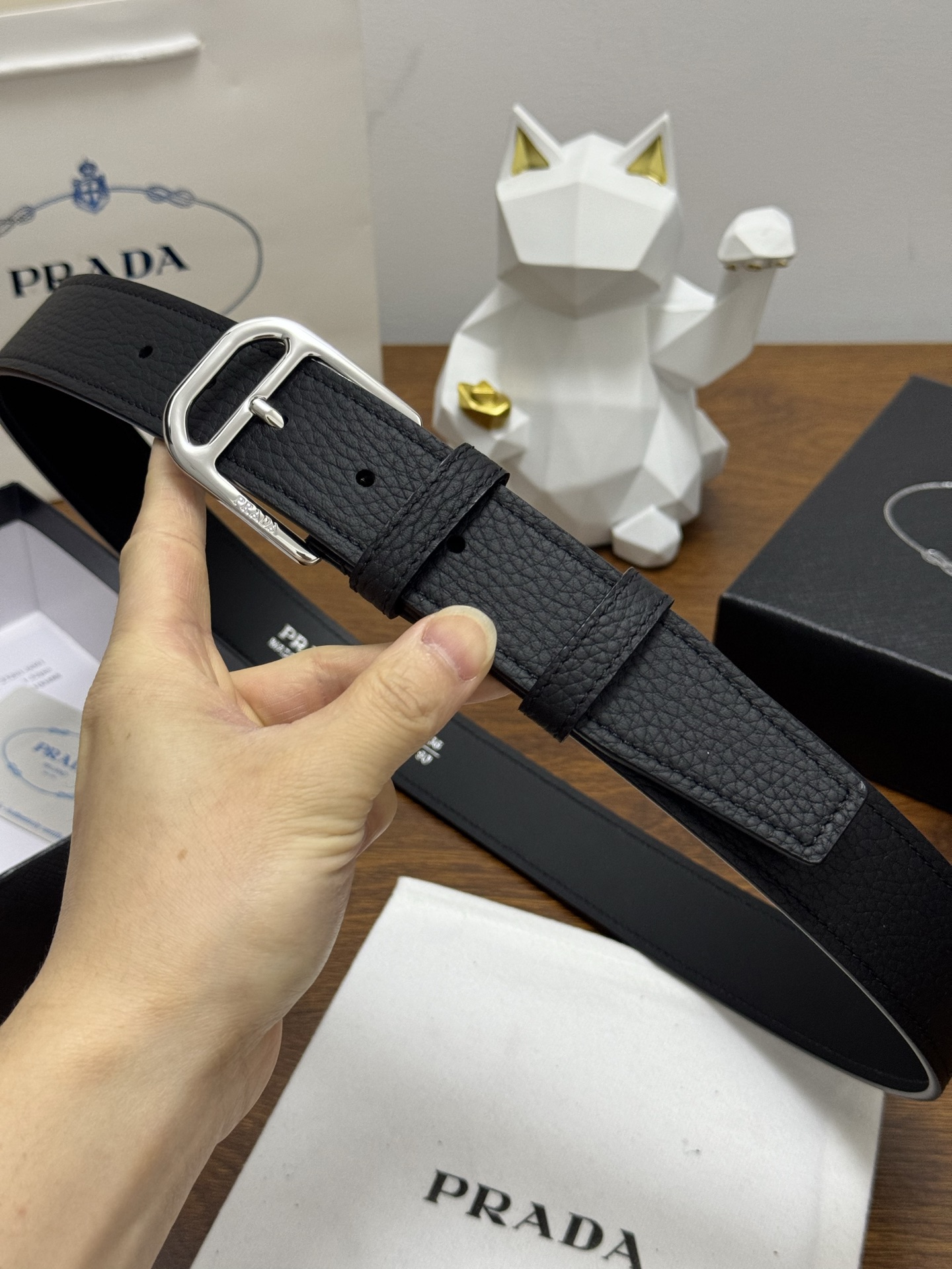 PRADA 3.5cm 颜色：黑色荔枝纹皮革腰带风格简约之作醒目装饰涂珐琅三角形金属徽标柔软自然，赋予设