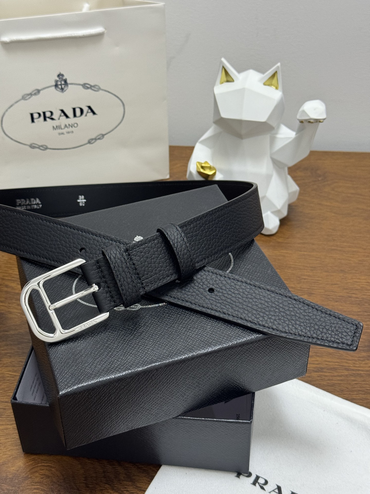 PRADA 3.5cm 颜色：黑色荔枝纹皮革腰带风格简约之作醒目装饰涂珐琅三角形金属徽标柔软自然，赋予设