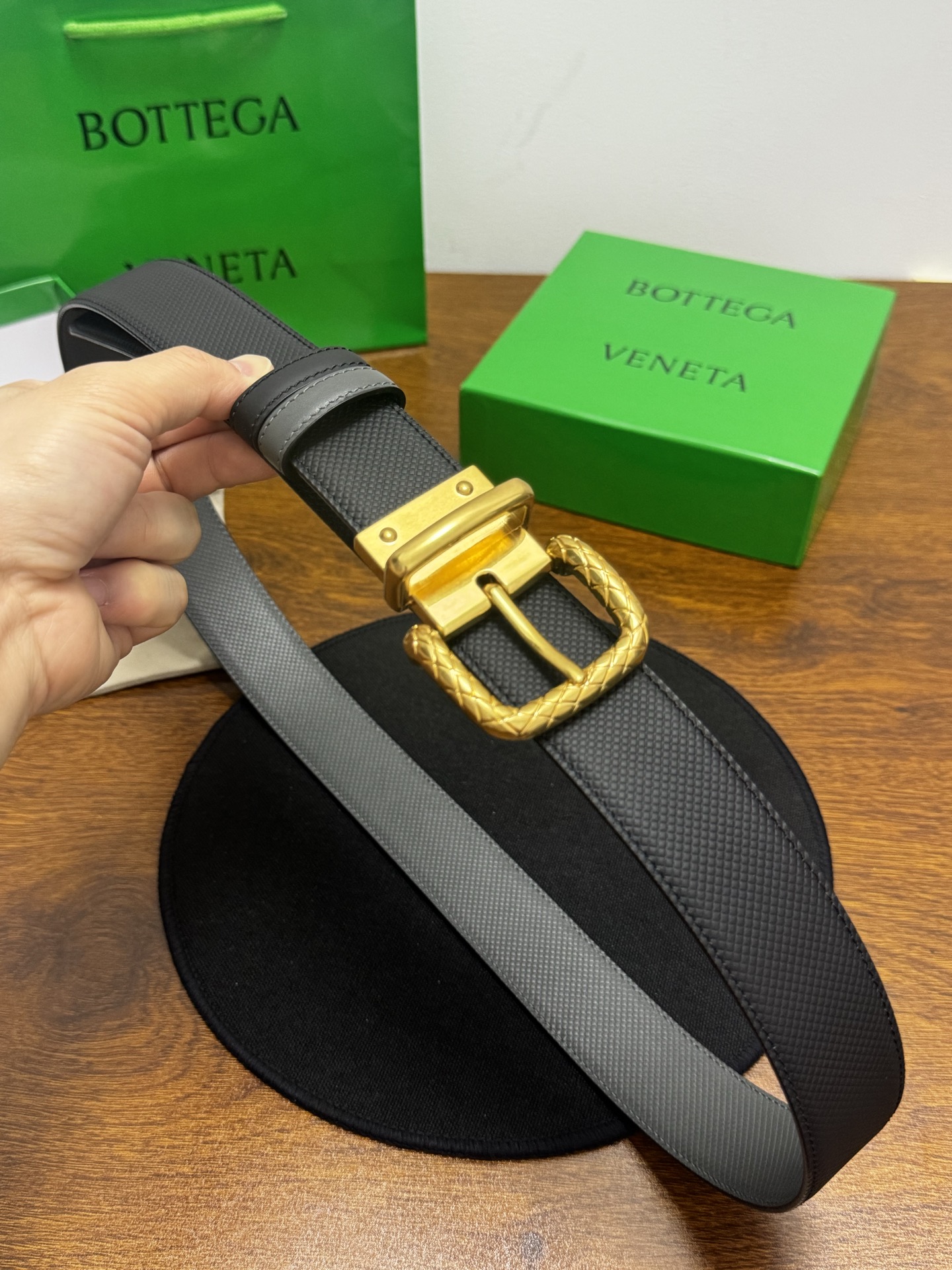 BOTTEGA VENETA   3.5cm    颜色：黑/灰压纹新款牛皮纹理经典之作每个细节都体现出