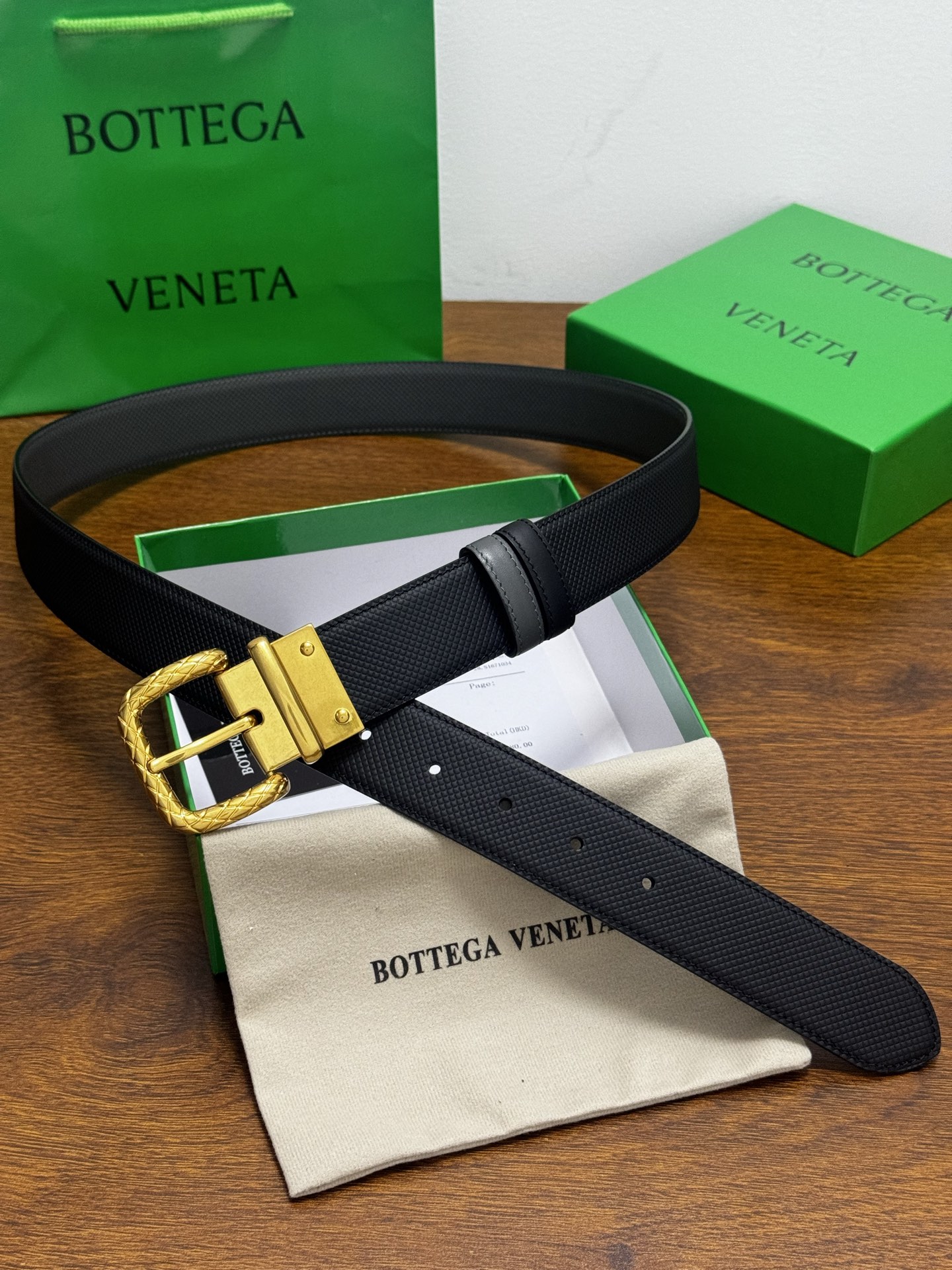 BOTTEGA VENETA   3.5cm    颜色：黑/灰压纹新款牛皮纹理经典之作每个细节都体现出