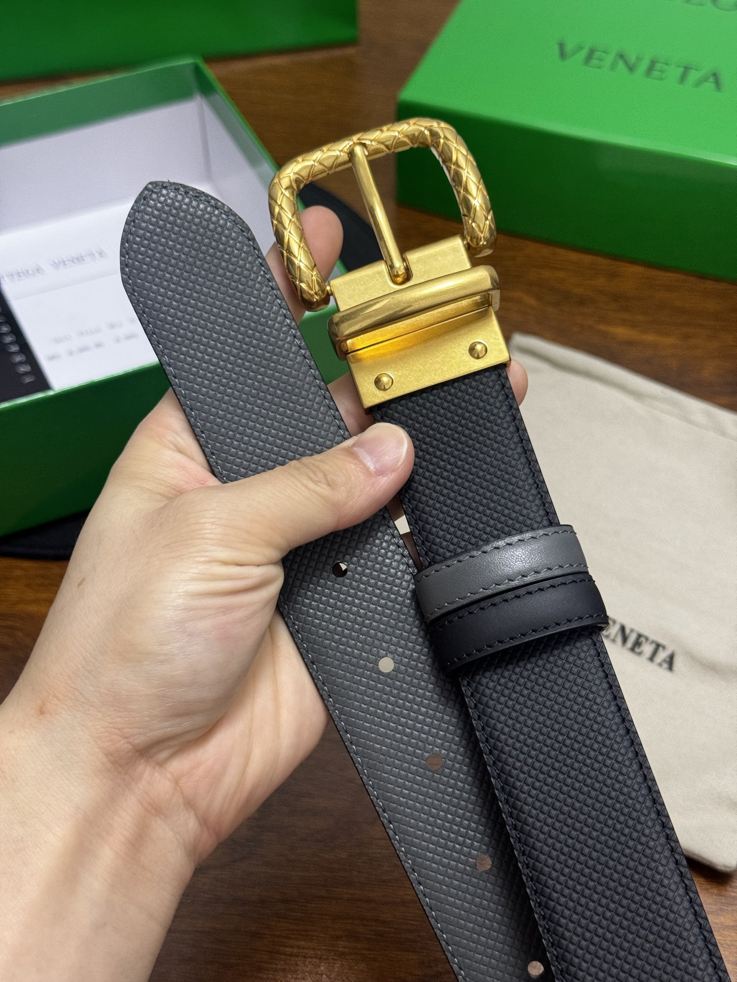 BOTTEGA VENETA   3.5cm    颜色：黑/灰压纹新款牛皮纹理经典之作每个细节都体现出