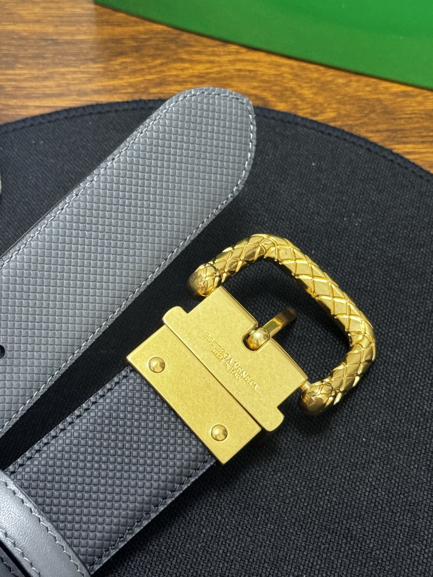 BOTTEGA VENETA   3.5cm    颜色：黑/灰压纹新款牛皮纹理经典之作每个细节都体现出