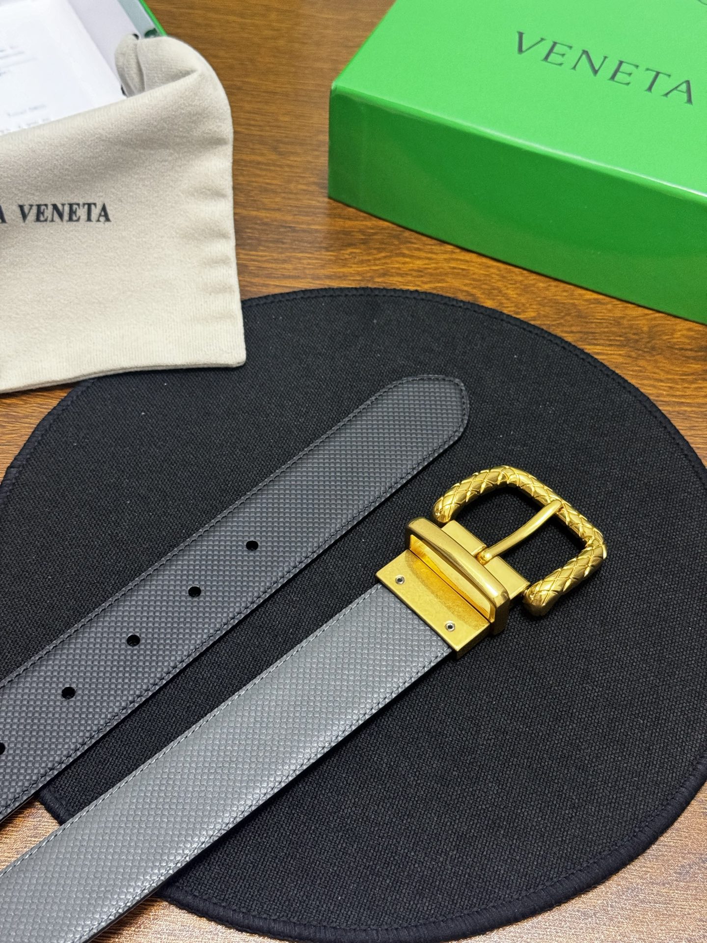 BOTTEGA VENETA   3.5cm    颜色：黑/灰压纹新款牛皮纹理经典之作每个细节都体现出