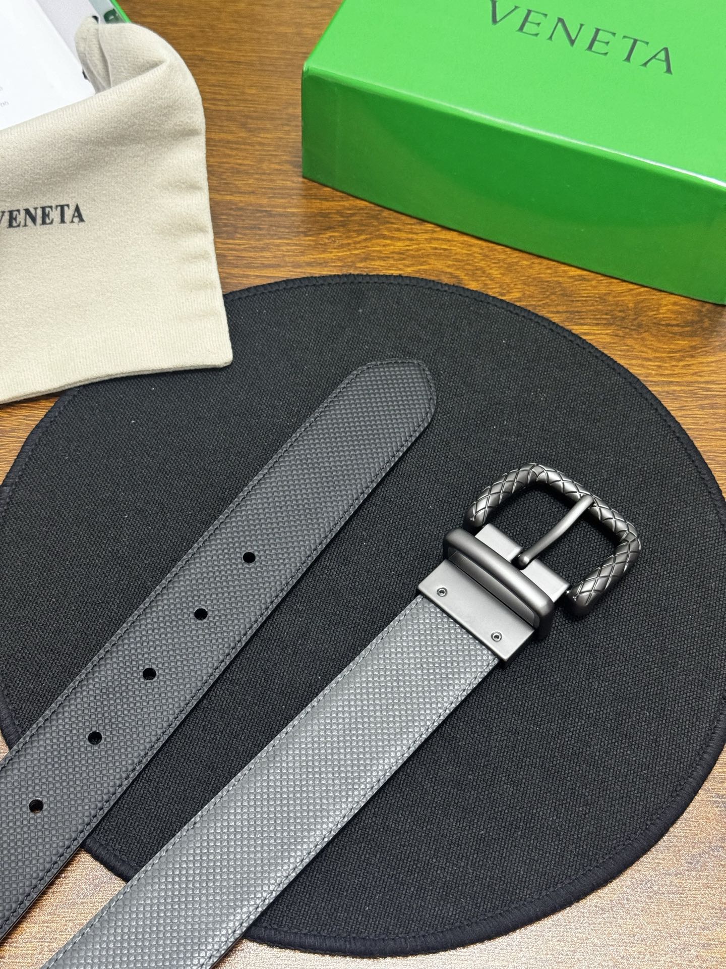 BOTTEGA VENETA   3.5cm    颜色：黑/灰压纹新款牛皮纹理经典之作每个细节都体现出