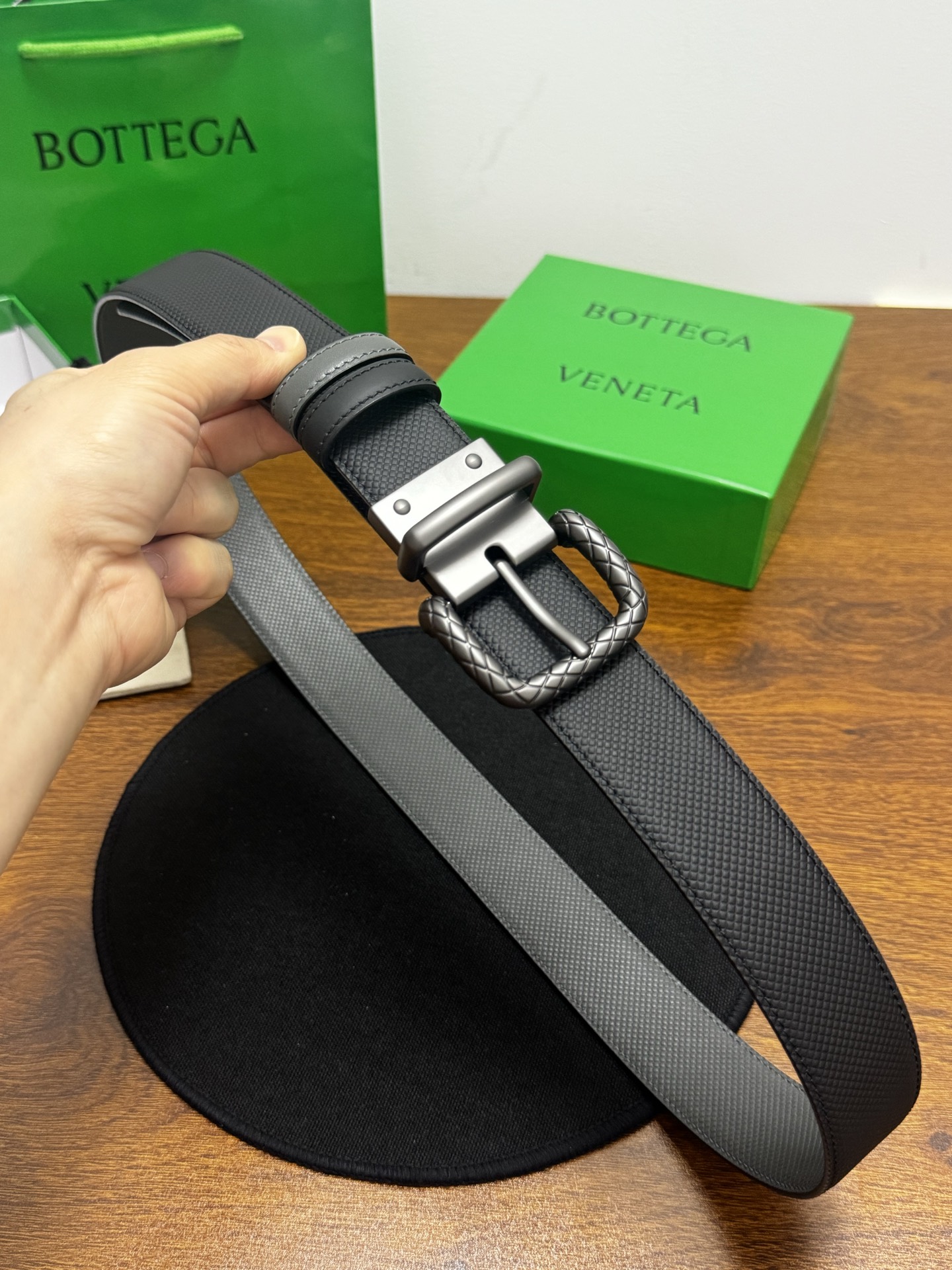 BOTTEGA VENETA   3.5cm    颜色：黑/灰压纹新款牛皮纹理经典之作每个细节都体现出
