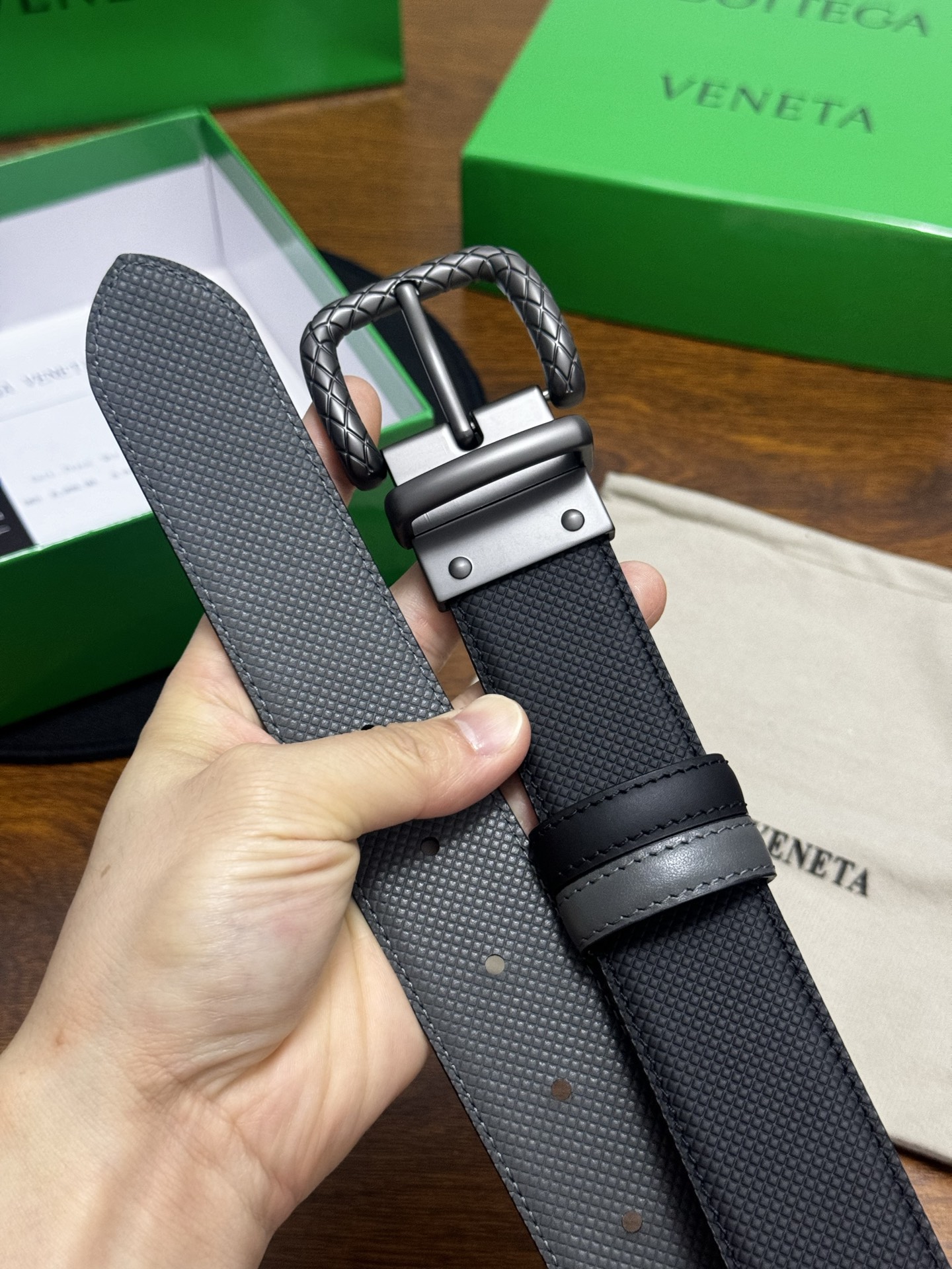 BOTTEGA VENETA   3.5cm    颜色：黑/灰压纹新款牛皮纹理经典之作每个细节都体现出