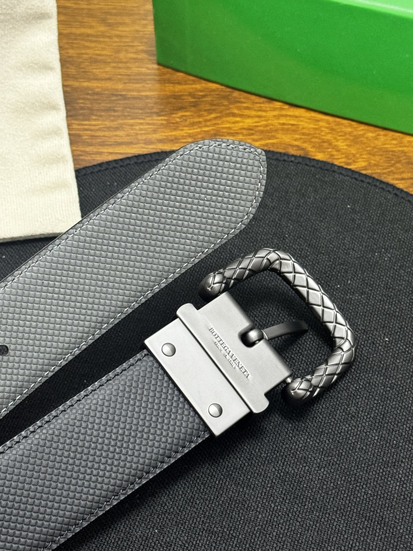 BOTTEGA VENETA   3.5cm    颜色：黑/灰压纹新款牛皮纹理经典之作每个细节都体现出