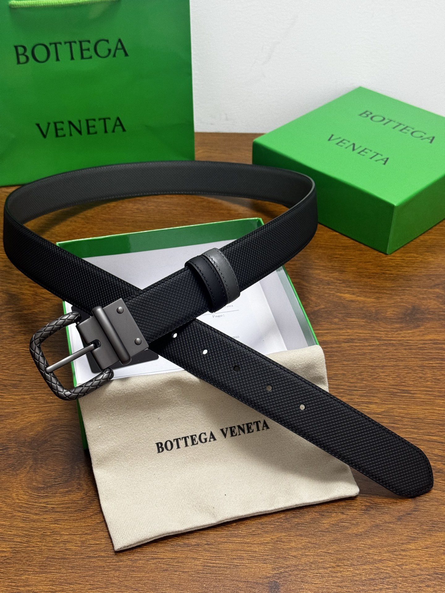 BOTTEGA VENETA   3.5cm    颜色：黑/灰压纹新款牛皮纹理经典之作每个细节都体现出
