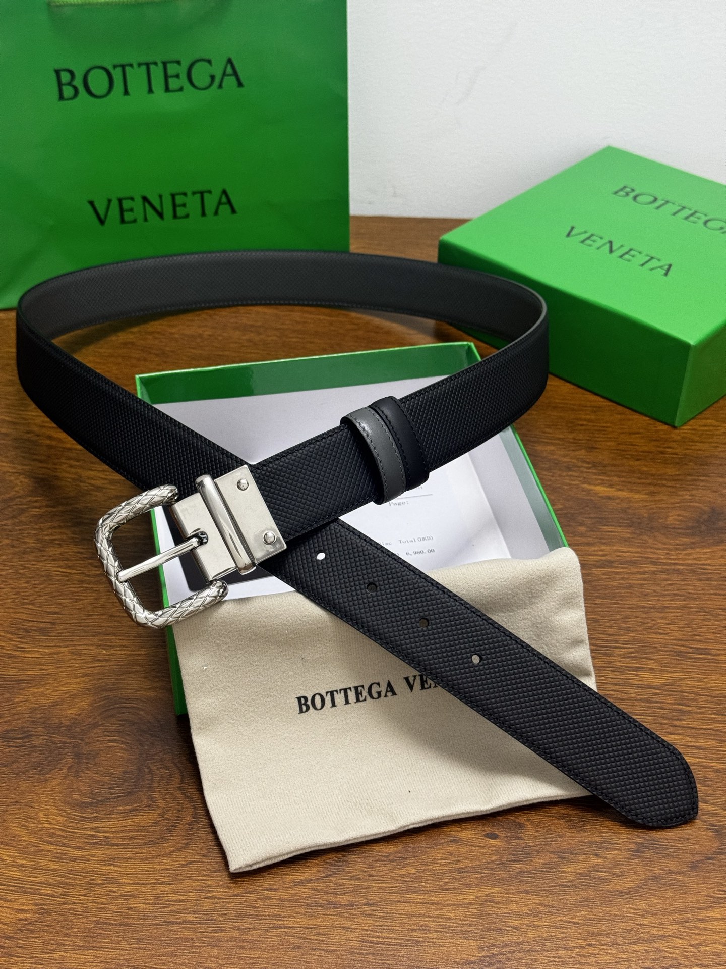 BOTTEGA VENETA   3.5cm    颜色：黑/灰压纹新款牛皮纹理经典之作每个细节都体现出