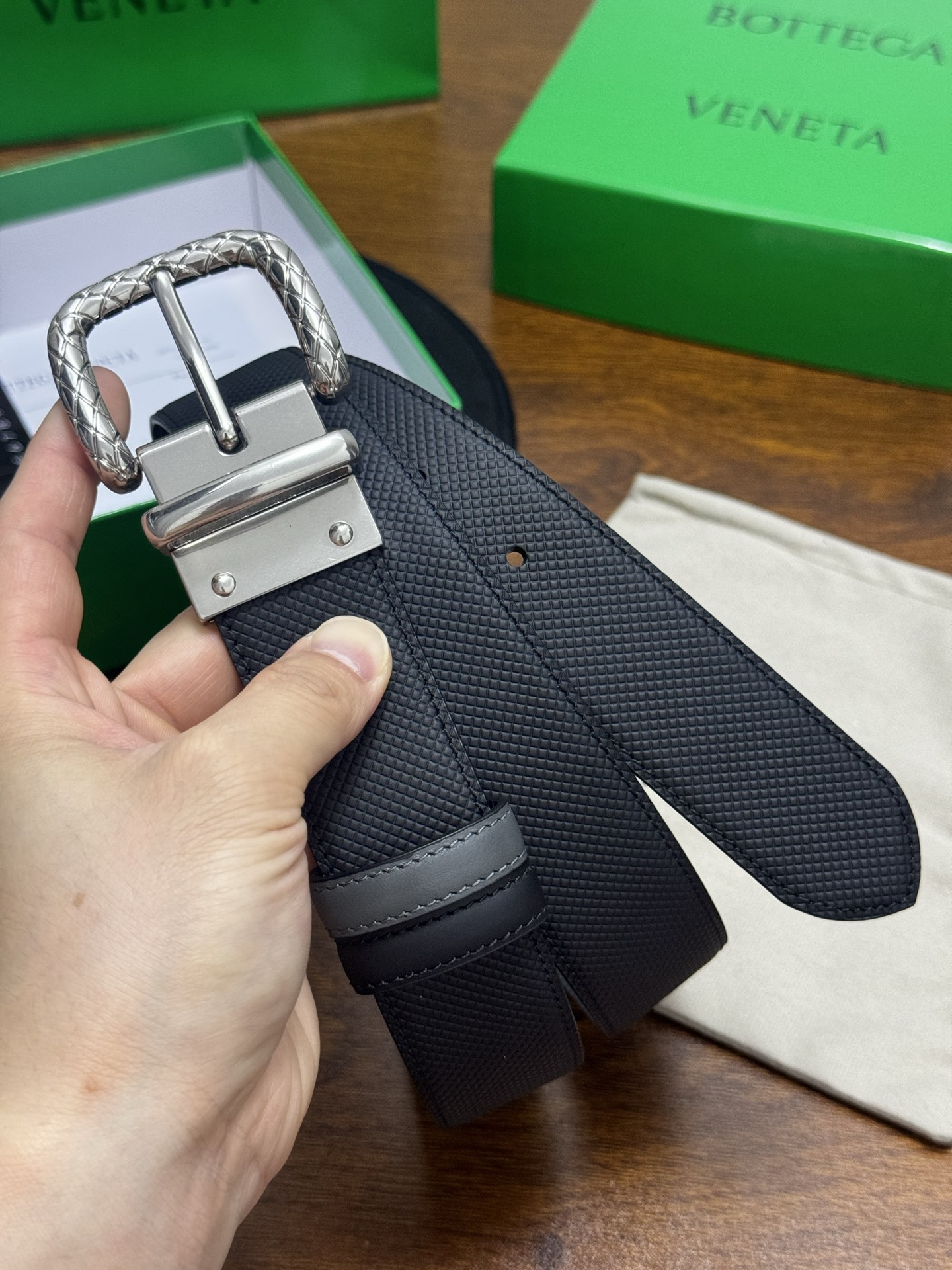 BOTTEGA VENETA   3.5cm    颜色：黑/灰压纹新款牛皮纹理经典之作每个细节都体现出