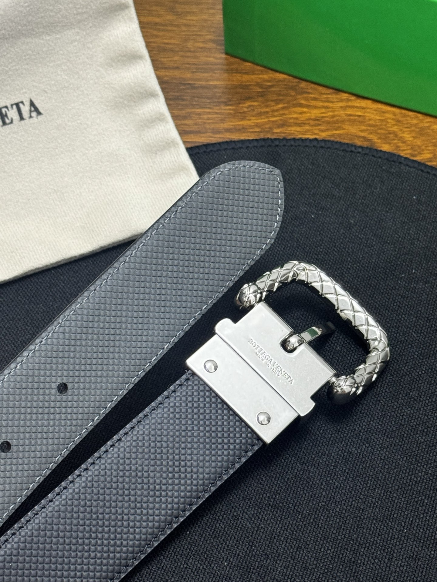 BOTTEGA VENETA   3.5cm    颜色：黑/灰压纹新款牛皮纹理经典之作每个细节都体现出