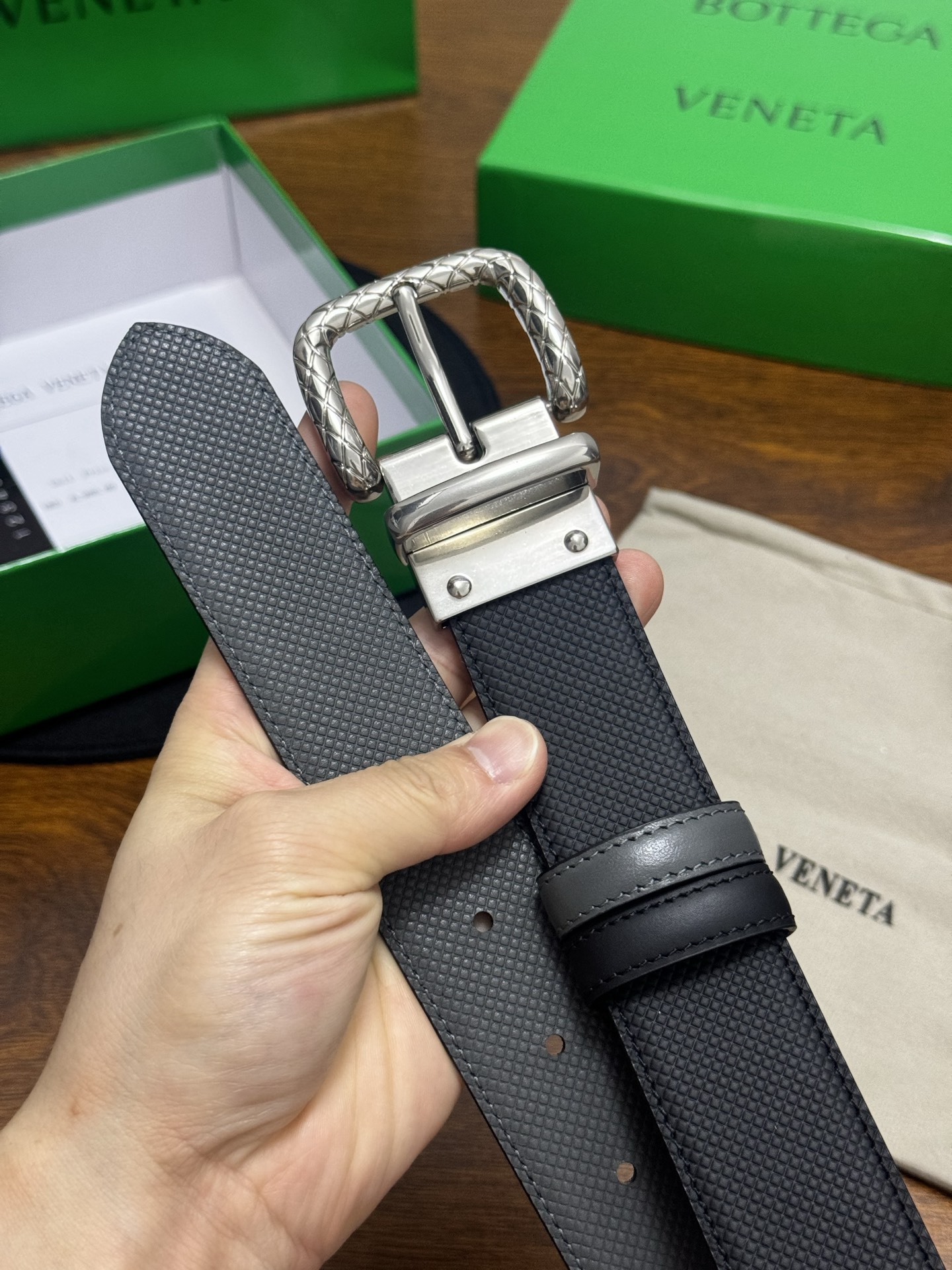 BOTTEGA VENETA   3.5cm    颜色：黑/灰压纹新款牛皮纹理经典之作每个细节都体现出