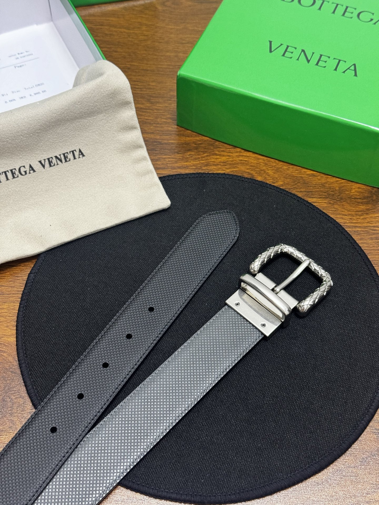 BOTTEGA VENETA   3.5cm    颜色：黑/灰压纹新款牛皮纹理经典之作每个细节都体现出