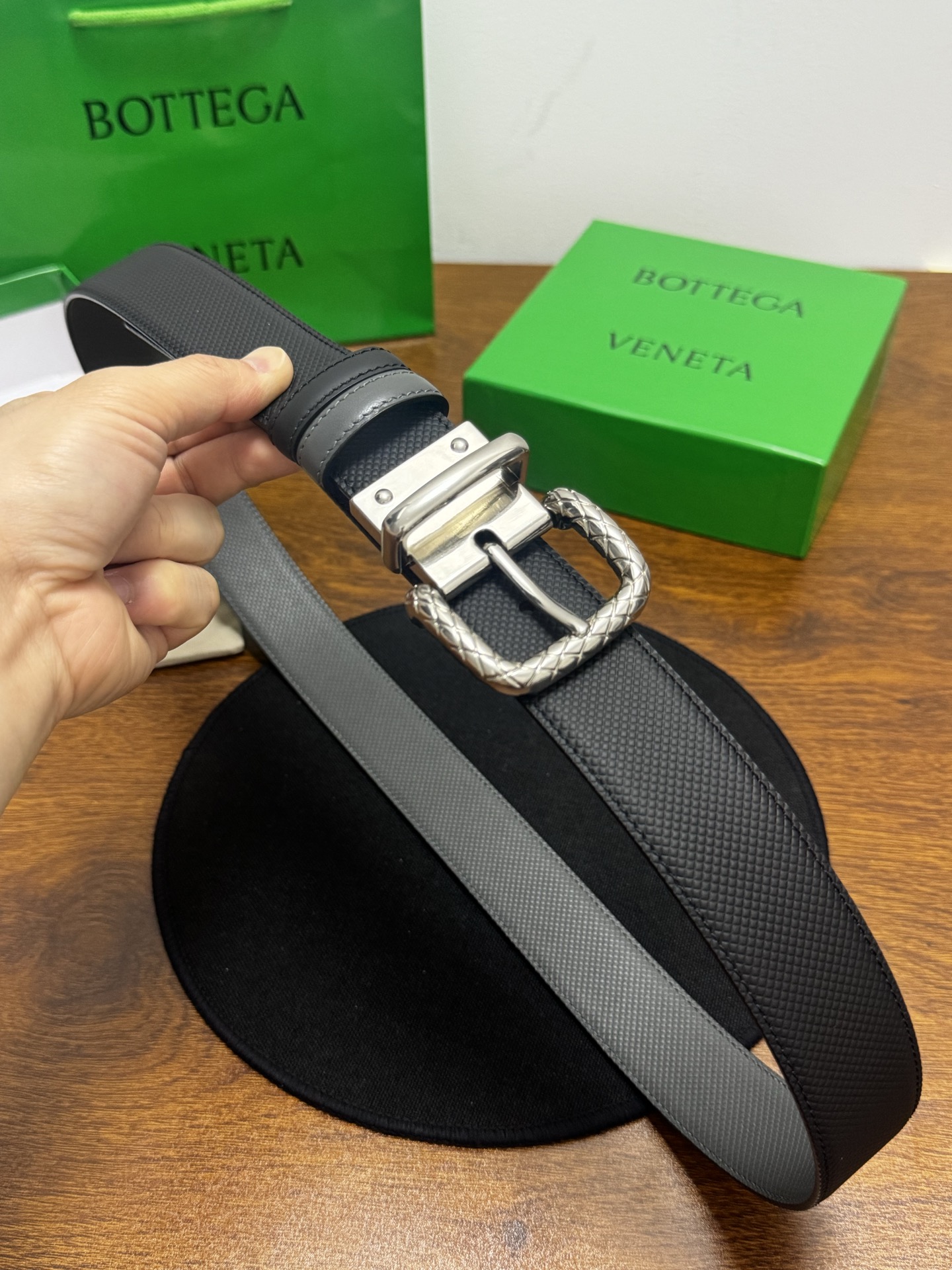 BOTTEGA VENETA   3.5cm    颜色：黑/灰压纹新款牛皮纹理经典之作每个细节都体现出