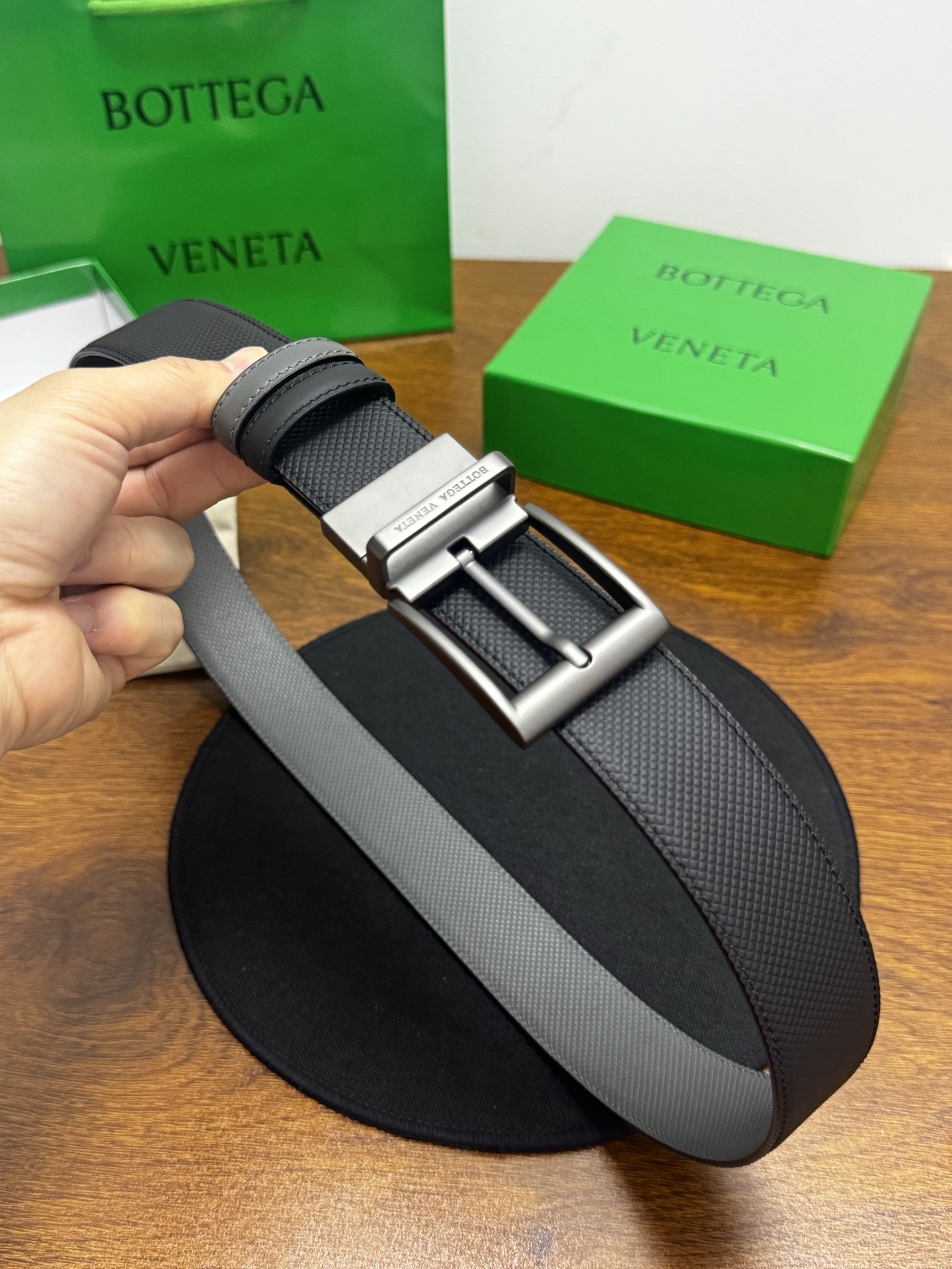 BOTTEGA VENETA   3.5cm    颜色：黑/灰压纹新款牛皮纹理经典之作每个细节都体现出