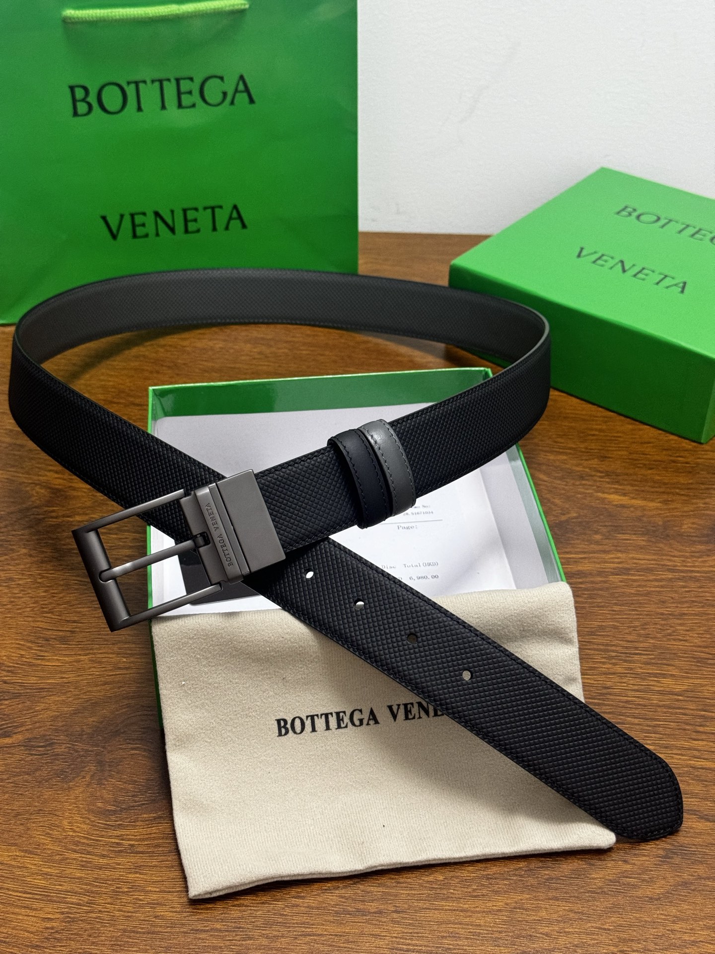 BOTTEGA VENETA   3.5cm    颜色：黑/灰压纹新款牛皮纹理经典之作每个细节都体现出