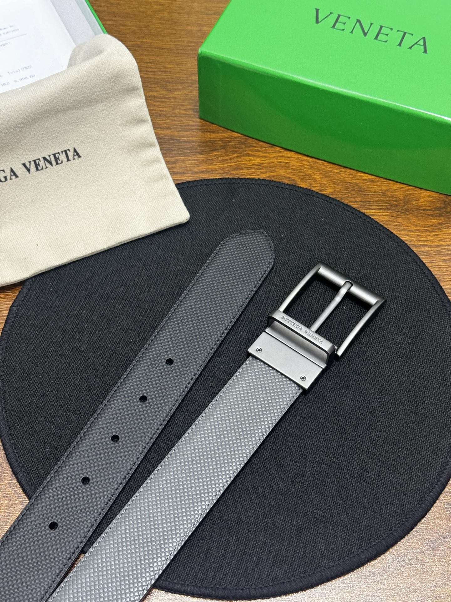 BOTTEGA VENETA   3.5cm    颜色：黑/灰压纹新款牛皮纹理经典之作每个细节都体现出