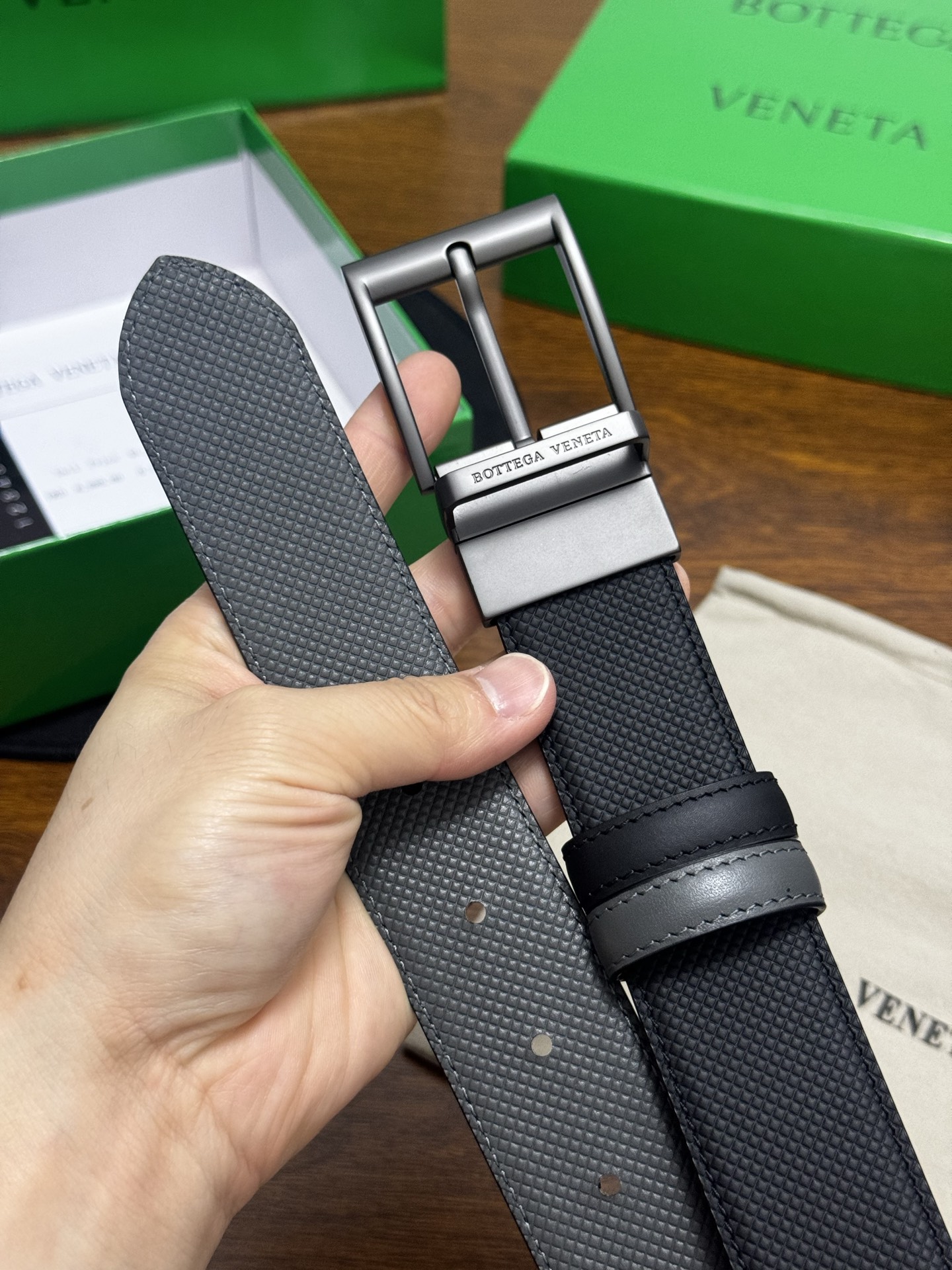 BOTTEGA VENETA   3.5cm    颜色：黑/灰压纹新款牛皮纹理经典之作每个细节都体现出