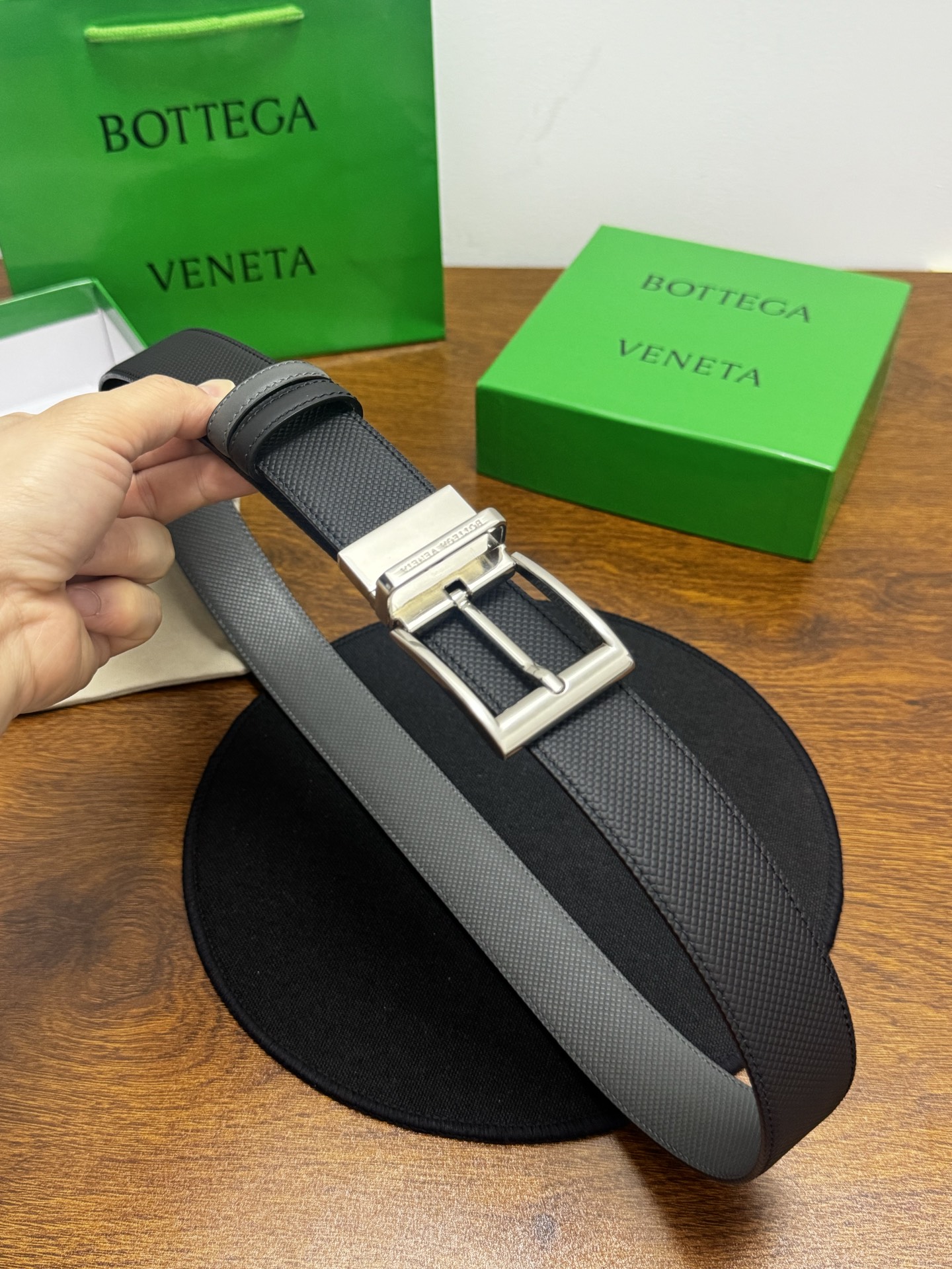 BOTTEGA VENETA   3.5cm    颜色：黑/灰压纹新款牛皮纹理经典之作每个细节都体现出