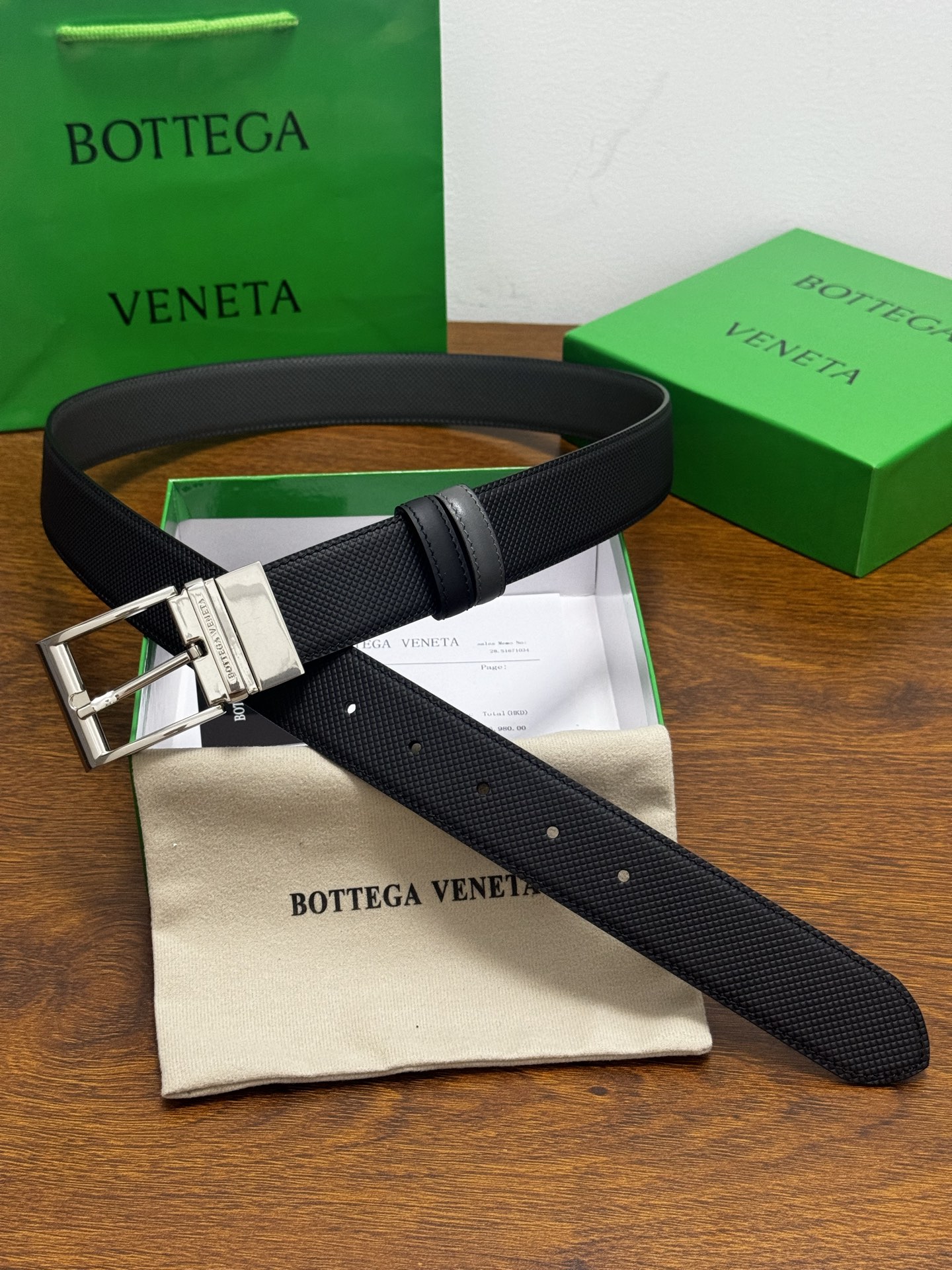 BOTTEGA VENETA   3.5cm    颜色：黑/灰压纹新款牛皮纹理经典之作每个细节都体现出