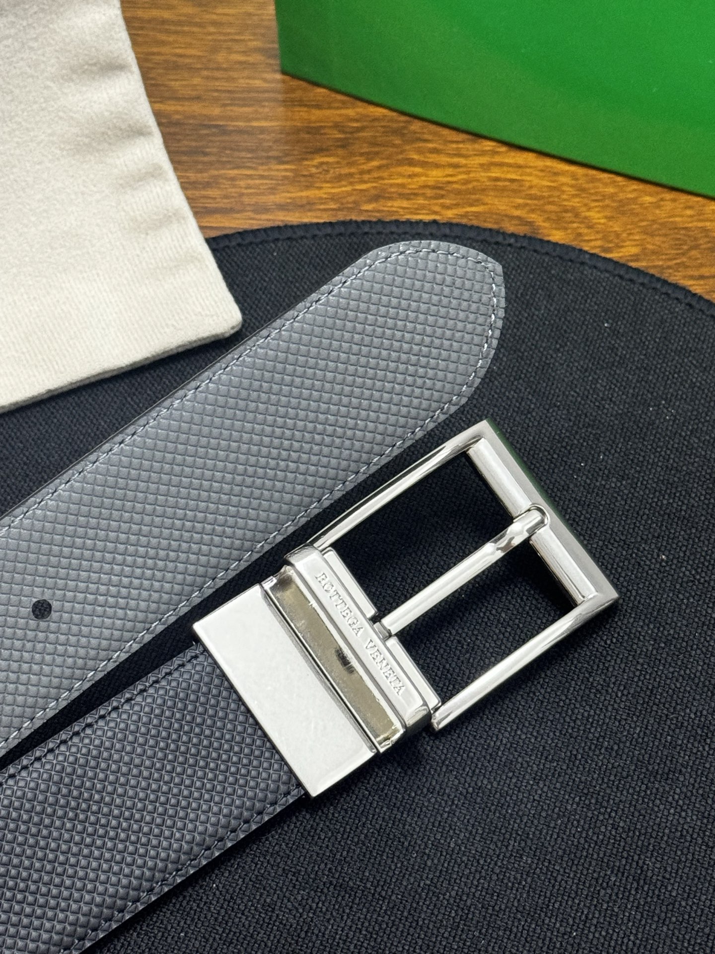BOTTEGA VENETA   3.5cm    颜色：黑/灰压纹新款牛皮纹理经典之作每个细节都体现出