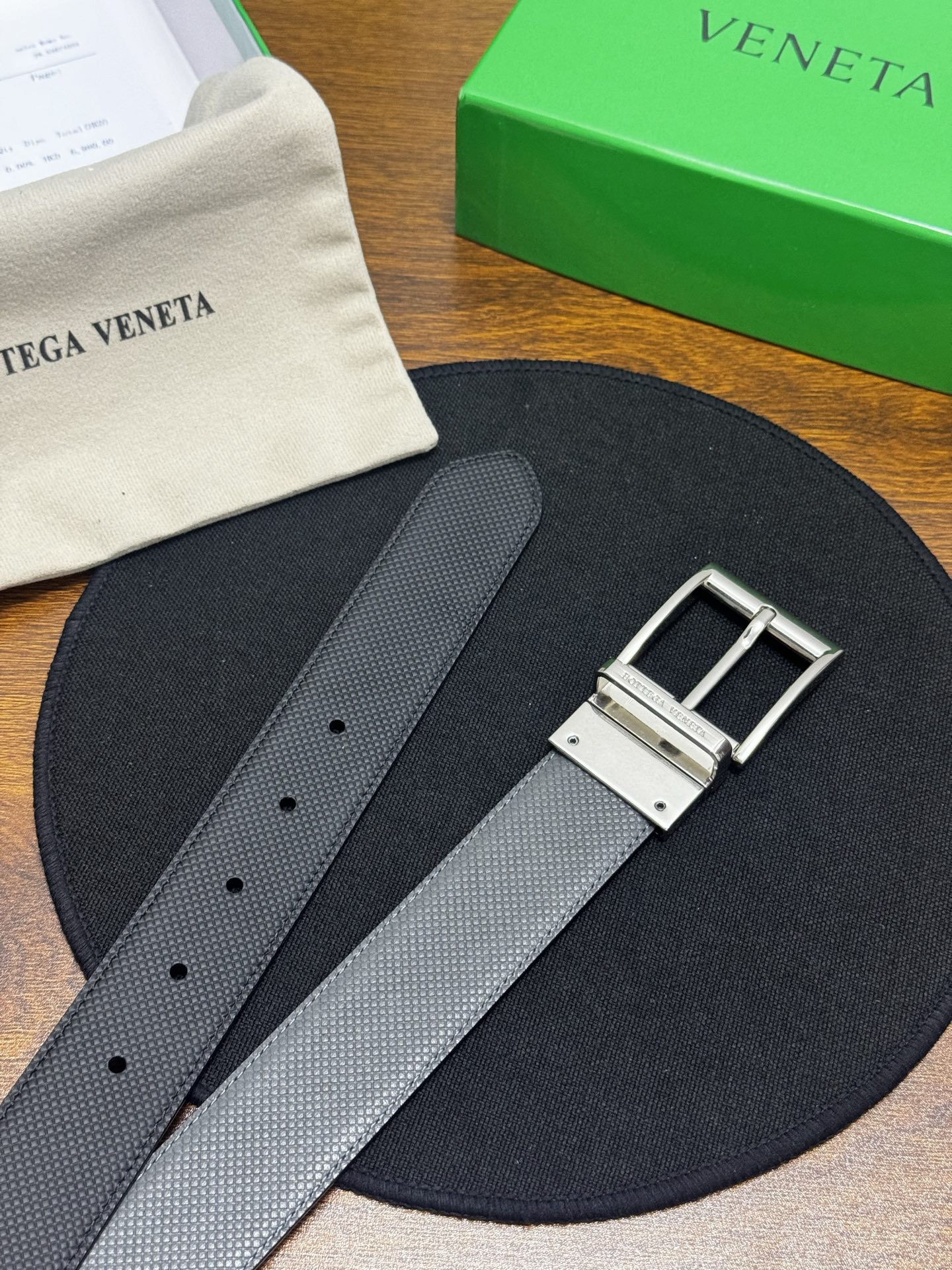 BOTTEGA VENETA   3.5cm    颜色：黑/灰压纹新款牛皮纹理经典之作每个细节都体现出