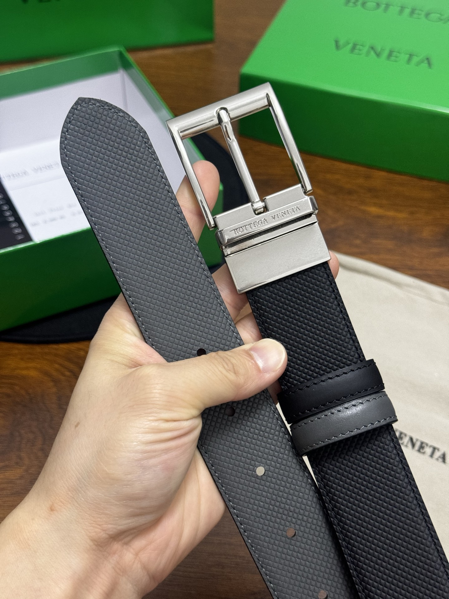 BOTTEGA VENETA   3.5cm    颜色：黑/灰压纹新款牛皮纹理经典之作每个细节都体现出