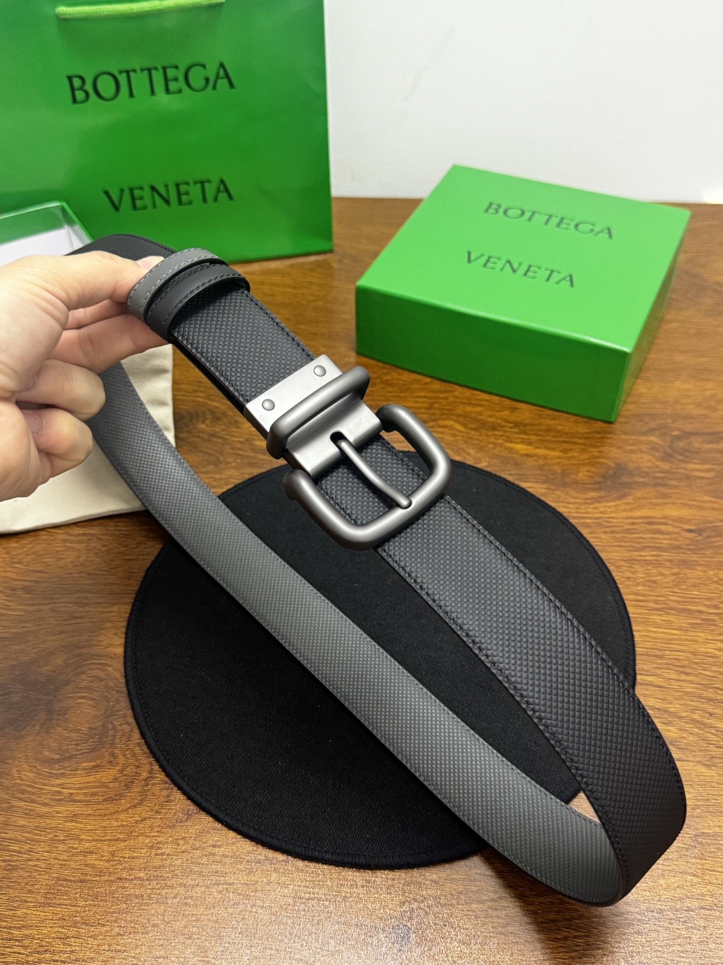 BOTTEGA VENETA   3.5cm   颜色：黑/灰压纹新款牛皮纹理经典之作每个细节都体现出至