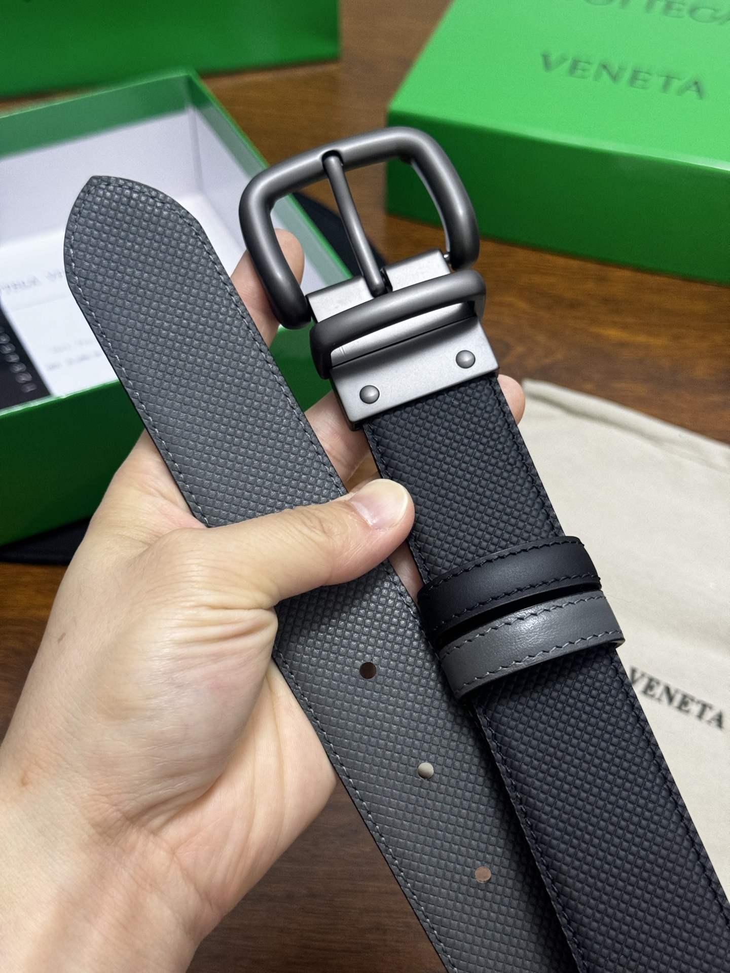 BOTTEGA VENETA   3.5cm   颜色：黑/灰压纹新款牛皮纹理经典之作每个细节都体现出至