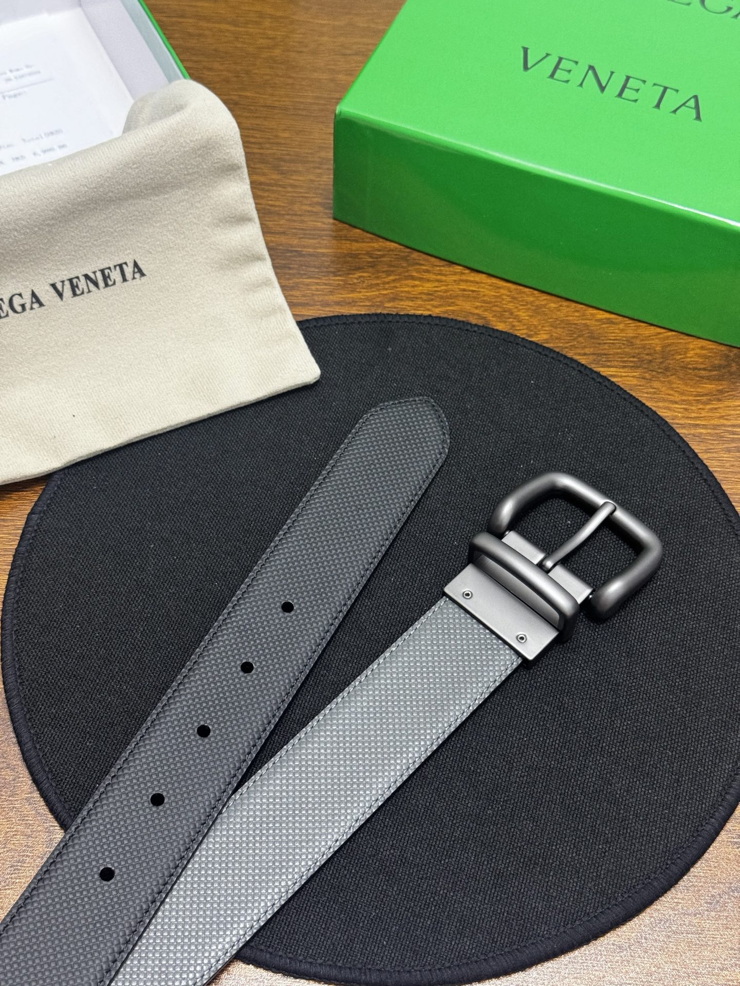 BOTTEGA VENETA   3.5cm   颜色：黑/灰压纹新款牛皮纹理经典之作每个细节都体现出至