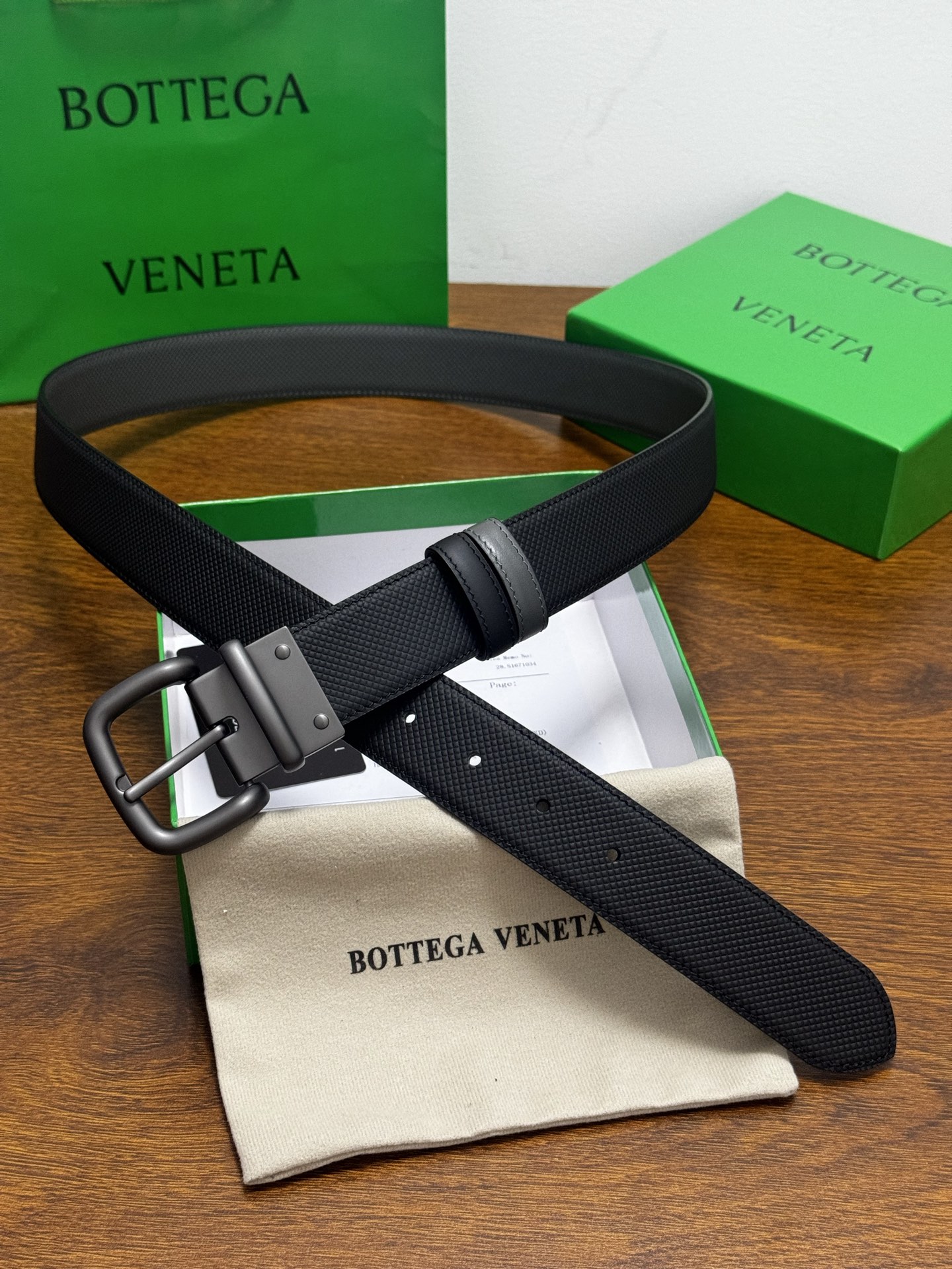 BOTTEGA VENETA   3.5cm   颜色：黑/灰压纹新款牛皮纹理经典之作每个细节都体现出至