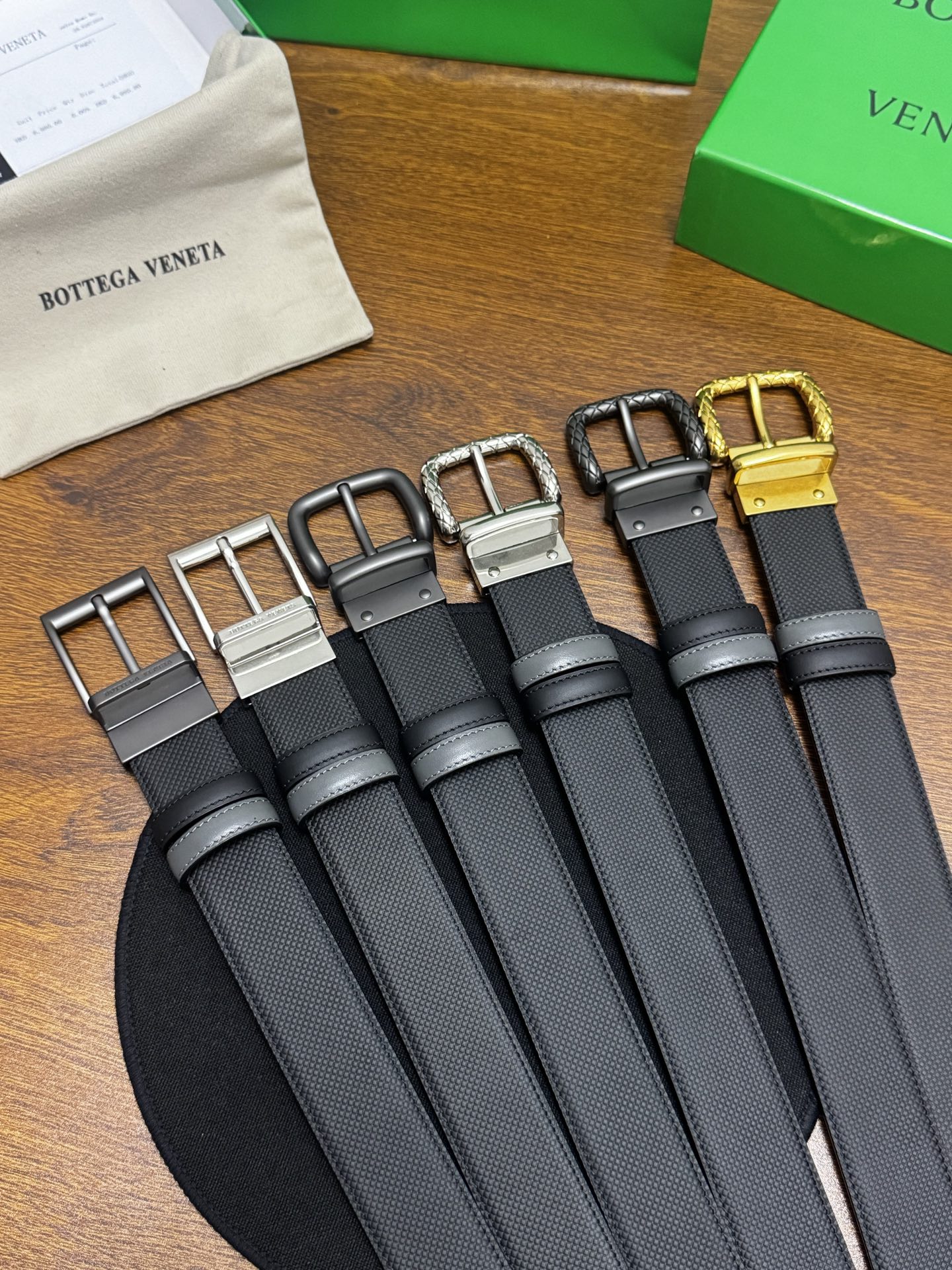 BOTTEGA VENETA   3.5cm   颜色：黑/灰压纹新款牛皮纹理经典之作每个细节都体现出至