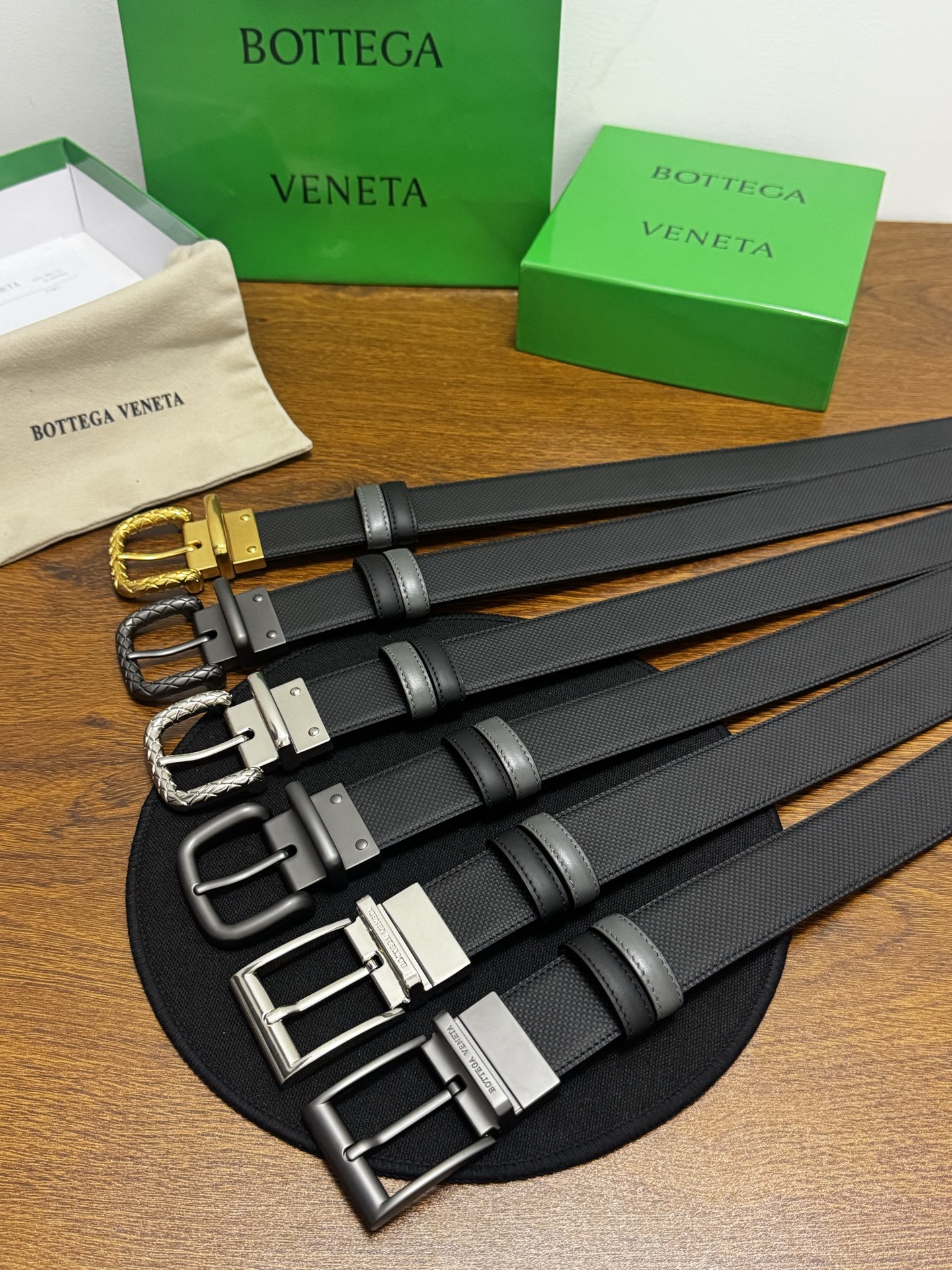 BOTTEGA VENETA   3.5cm   颜色：黑/灰压纹新款牛皮纹理经典之作每个细节都体现出至