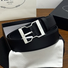 PRADA 4.0cm 颜色:黑色荔枝纹皮革腰带风格简约之作醒目装饰金属徽标柔软自然,赋予 PRADA 4.0cm 颜色:黑色荔枝纹皮革腰带风格简约之作醒目装饰金属徽标柔软自然,赋予