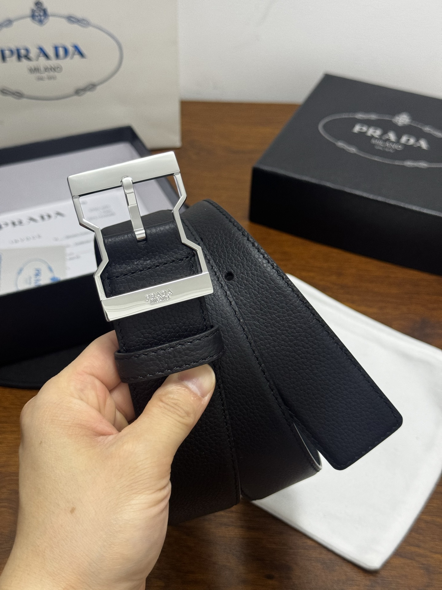 NO:861148,Original order PRADA 4.0cm, color black, pebbled leather belt with simple style, eye-catching decorative metal logo, soft and natural, giving the design a versatile feature. Every detail reflects the highest taste and style. The overall shape adds elegant charm. A model of low-key luxury. Elegant and charming atmosphere. Exquisite handcraft production., belt, prada19860909原单 PRADA4.0cm 颜色黑色 荔枝纹皮革腰带风格简约之作 醒目装饰金属徽标 柔软自然,赋予设计百搭特性 每个细节都体现出至高的品味和格调 整体造型增添优雅韵味  低调奢华的典范 优雅迷人气息 精致的手工艺制作.,皮带,prada,Belt