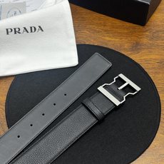 PRADA 4.0cm 颜色:黑色荔枝纹皮革腰带风格简约之作醒目装饰金属徽标柔软自然,赋予 PRADA 4.0cm 颜色:黑色荔枝纹皮革腰带风格简约之作醒目装饰金属徽标柔软自然,赋予