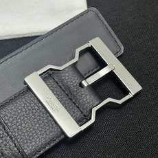 PRADA 4.0cm 颜色:黑色荔枝纹皮革腰带风格简约之作醒目装饰金属徽标柔软自然,赋予 PRADA 4.0cm 颜色:黑色荔枝纹皮革腰带风格简约之作醒目装饰金属徽标柔软自然,赋予