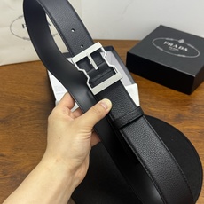 PRADA 4.0cm 颜色:黑色荔枝纹皮革腰带风格简约之作醒目装饰金属徽标柔软自然,赋予 PRADA 4.0cm 颜色:黑色荔枝纹皮革腰带风格简约之作醒目装饰金属徽标柔软自然,赋予