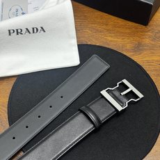 PRADA 4.0cm 颜色:黑色十字纹皮革腰带风格简约之作醒目装饰金属徽标柔软自然,赋予设计百 PRADA 4.0cm 颜色:黑色十字纹皮革腰带风格简约之作醒目装饰金属徽标柔软自然,赋予设计百