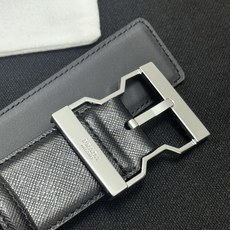 PRADA 4.0cm 颜色:黑色十字纹皮革腰带风格简约之作醒目装饰金属徽标柔软自然,赋予设计百 PRADA 4.0cm 颜色:黑色十字纹皮革腰带风格简约之作醒目装饰金属徽标柔软自然,赋予设计百