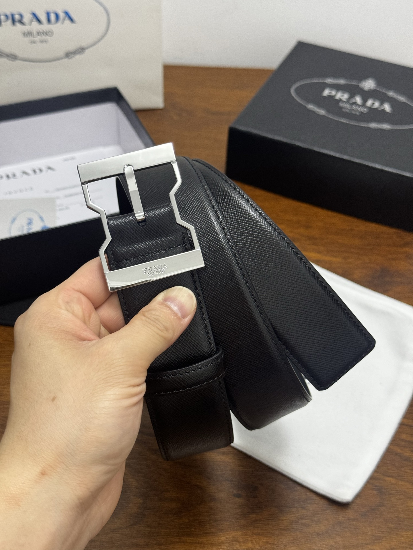NO:861161,Original order PRADA 4.0cm, color black, cross-grain leather belt with simple style, eye-catching decorative metal logo, soft and natural, giving the design a versatile feature. Every detail reflects the highest taste and style. The overall shape adds elegant charm. A model of low-key luxury. Elegant and charming atmosphere. Exquisite handcraft production., belt, prada19860909原单 PRADA4.0cm 颜色黑色 十字纹皮革腰带风格简约之作 醒目装饰金属徽标 柔软自然,赋予设计百搭特性 每个细节都体现出至高的品味和格调 整体造型增添优雅韵味  低调奢华的典范 优雅迷人气息 精致的手工艺制作.,皮带,prada,Belt