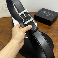 PRADA 4.0cm 颜色:黑色十字纹皮革腰带风格简约之作醒目装饰金属徽标柔软自然,赋予设计百 PRADA 4.0cm 颜色:黑色十字纹皮革腰带风格简约之作醒目装饰金属徽标柔软自然,赋予设计百