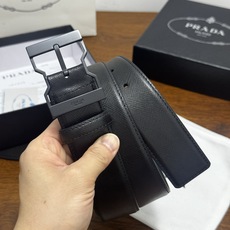 PRADA 4.0cm 颜色:黑色十字纹皮革腰带风格简约之作醒目装饰金属徽标柔软自然,赋 PRADA 4.0cm 颜色:黑色十字纹皮革腰带风格简约之作醒目装饰金属徽标柔软自然,赋