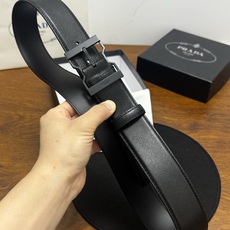 PRADA 4.0cm 颜色:黑色十字纹皮革腰带风格简约之作醒目装饰金属徽标柔软自然,赋 PRADA 4.0cm 颜色:黑色十字纹皮革腰带风格简约之作醒目装饰金属徽标柔软自然,赋