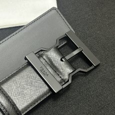 PRADA 4.0cm 颜色:黑色十字纹皮革腰带风格简约之作醒目装饰金属徽标柔软自然,赋 PRADA 4.0cm 颜色:黑色十字纹皮革腰带风格简约之作醒目装饰金属徽标柔软自然,赋