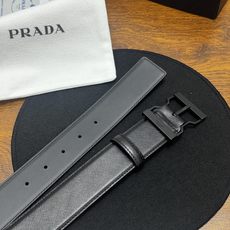 PRADA 4.0cm 颜色:黑色十字纹皮革腰带风格简约之作醒目装饰金属徽标柔软自然,赋 PRADA 4.0cm 颜色:黑色十字纹皮革腰带风格简约之作醒目装饰金属徽标柔软自然,赋