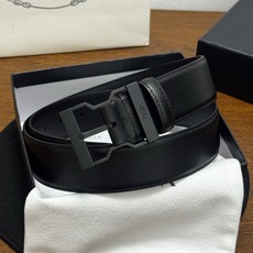 PRADA 4.0cm 颜色:黑色十字纹皮革腰带风格简约之作醒目装饰金属徽标柔软自然,赋 PRADA 4.0cm 颜色:黑色十字纹皮革腰带风格简约之作醒目装饰金属徽标柔软自然,赋