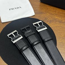 PRADA 4.0cm 颜色:黑色牛皮皮革腰带风格简约之作醒目装饰金属徽标柔软自然,赋予设计 PRADA 4.0cm 颜色:黑色牛皮皮革腰带风格简约之作醒目装饰金属徽标柔软自然,赋予设计