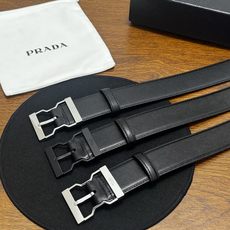 PRADA 4.0cm 颜色:黑色牛皮皮革腰带风格简约之作醒目装饰金属徽标柔软自然,赋予设计 PRADA 4.0cm 颜色:黑色牛皮皮革腰带风格简约之作醒目装饰金属徽标柔软自然,赋予设计